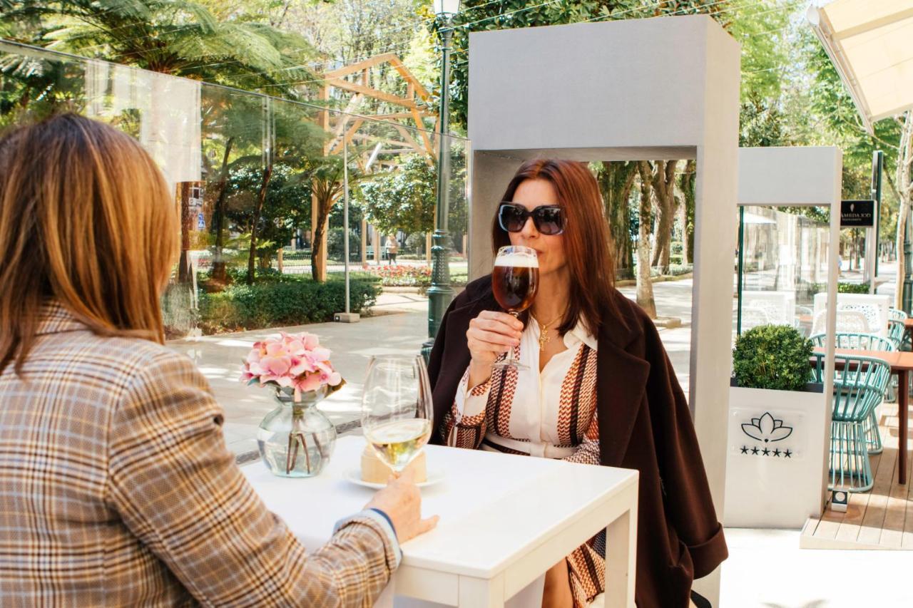 Gran Hotel Nagari Boutique&Spa Vigo Bagian luar foto A woman drinking coffee