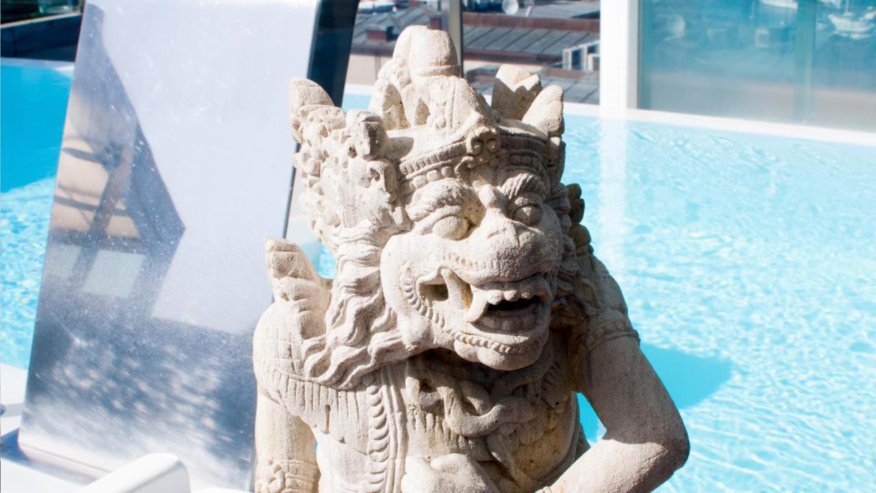 Gran Hotel Nagari Boutique&Spa Vigo Bagian luar foto A gargoyle on the side of the building
