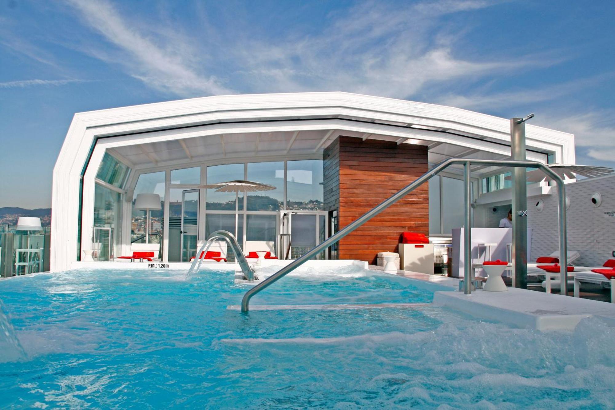 Gran Hotel Nagari Boutique&Spa Vigo Bagian luar foto The rooftop pool at the Mandarin Oriental Barcelona