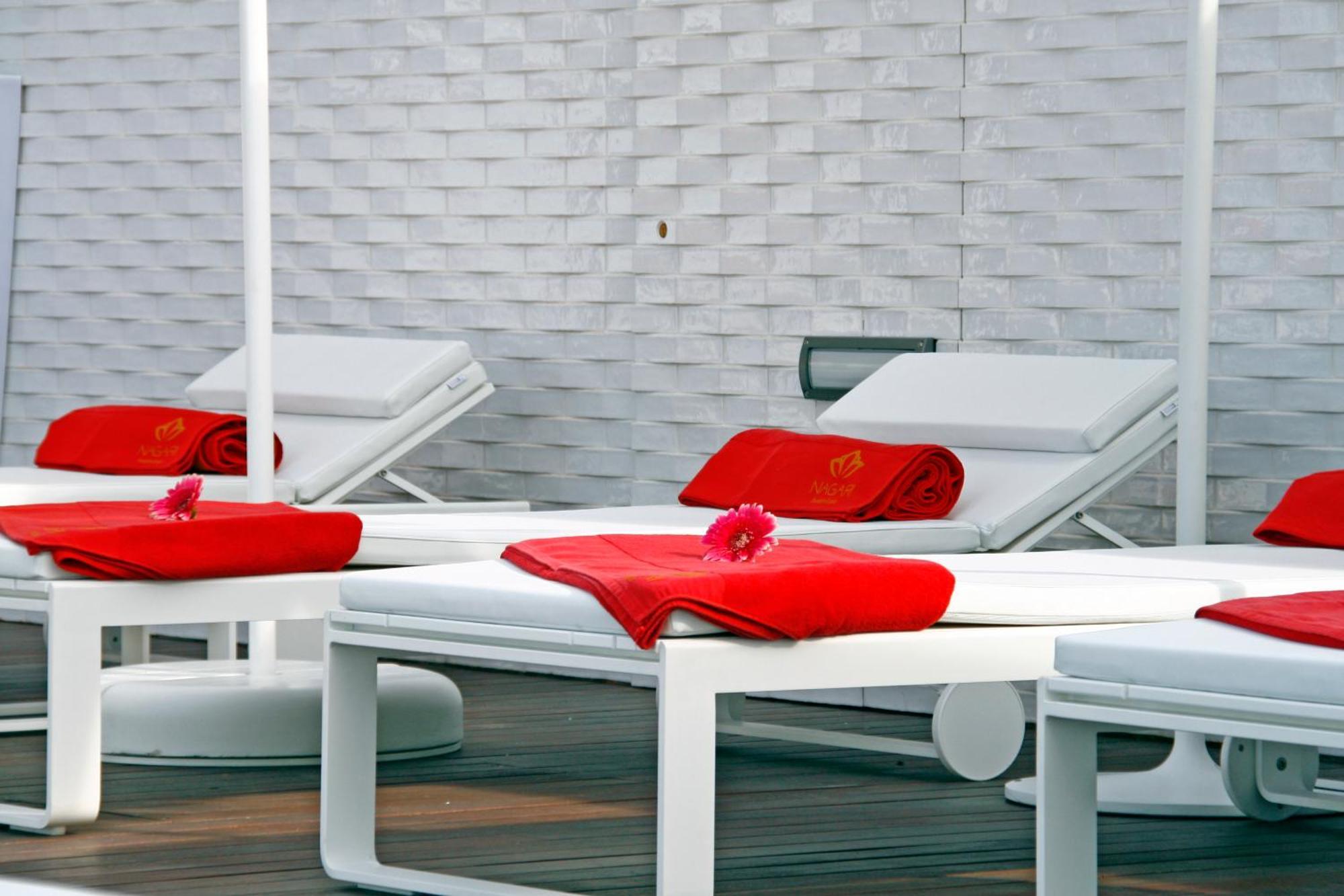 Gran Hotel Nagari Boutique&Spa Vigo Bagian luar foto The pool at the Mandarin Oriental, Munich