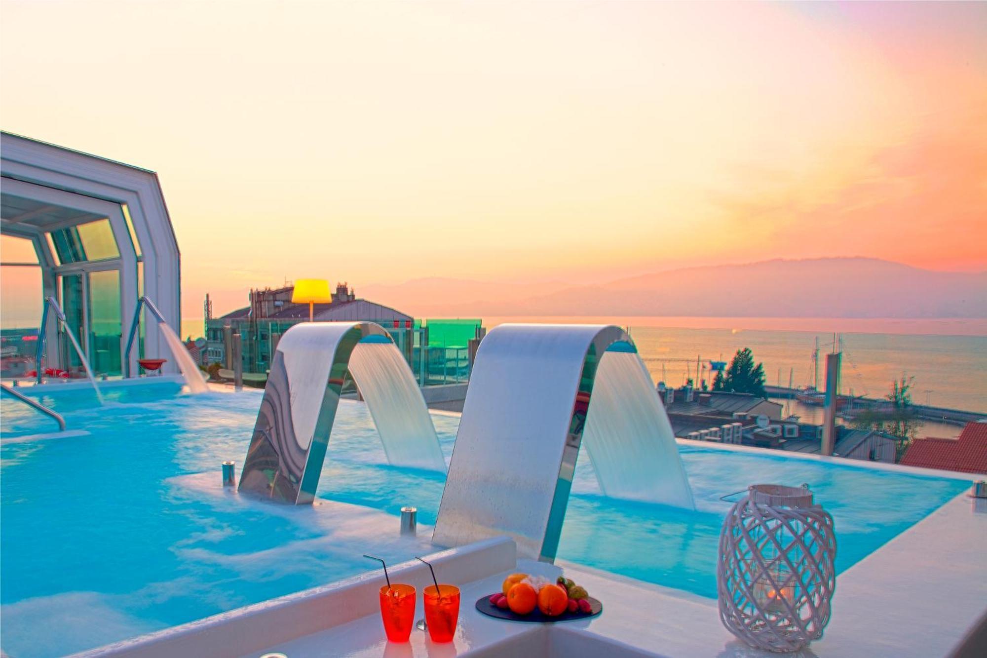 Gran Hotel Nagari Boutique&Spa Vigo Bagian luar foto The pool at the hotel