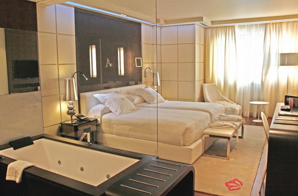 Gran Hotel Nagari Boutique&Spa Vigo Bagian luar foto A room at the Mandarin Oriental, Milan
