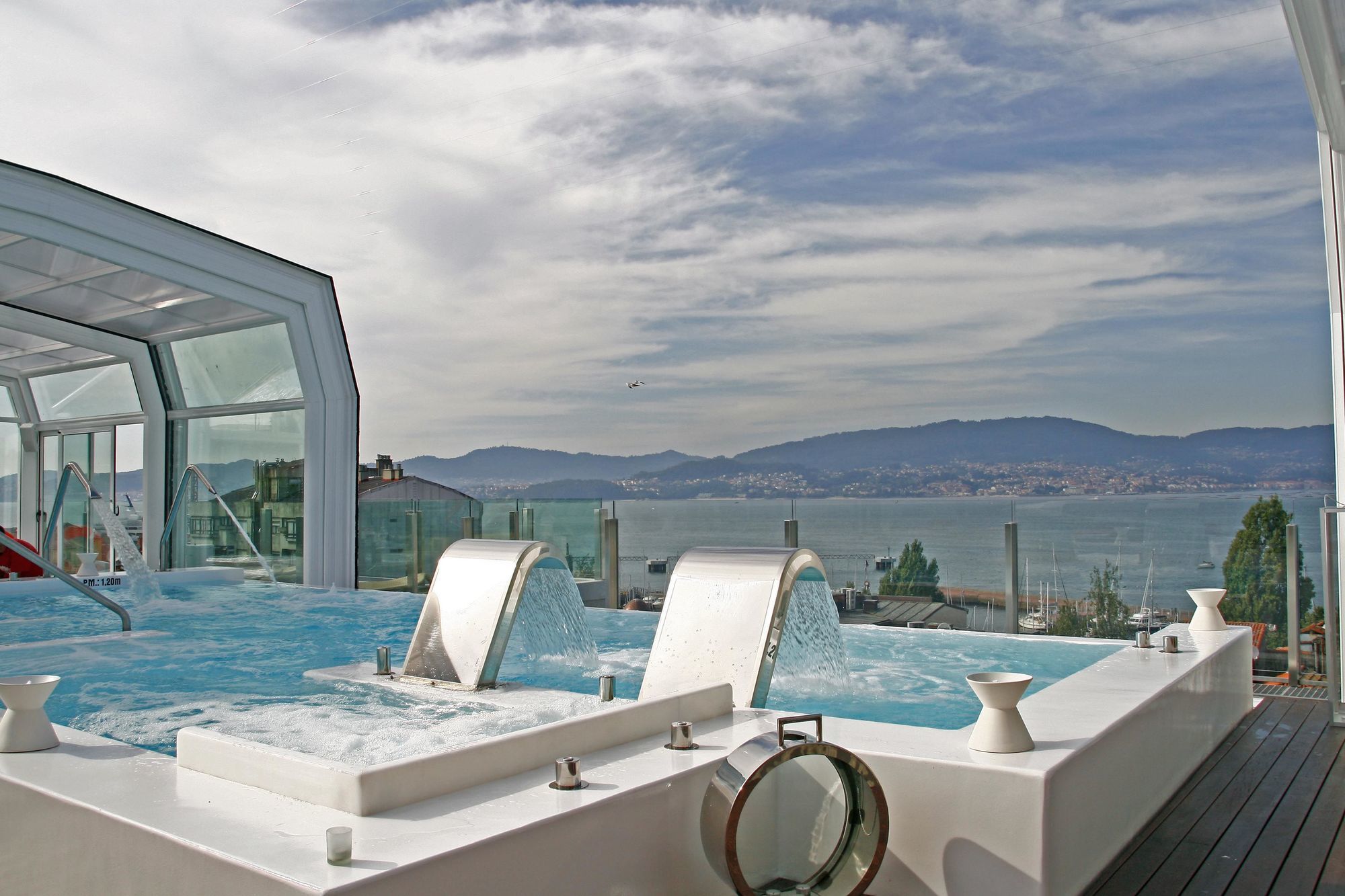 Gran Hotel Nagari Boutique&Spa Vigo Bagian luar foto The rooftop pool at the hotel