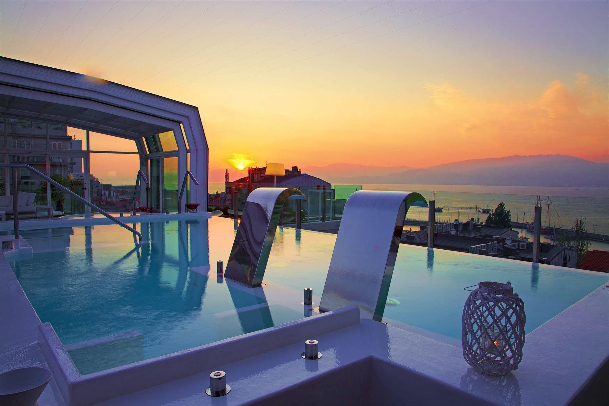 Gran Hotel Nagari Boutique&Spa Vigo Bagian luar foto Sunset at the pool