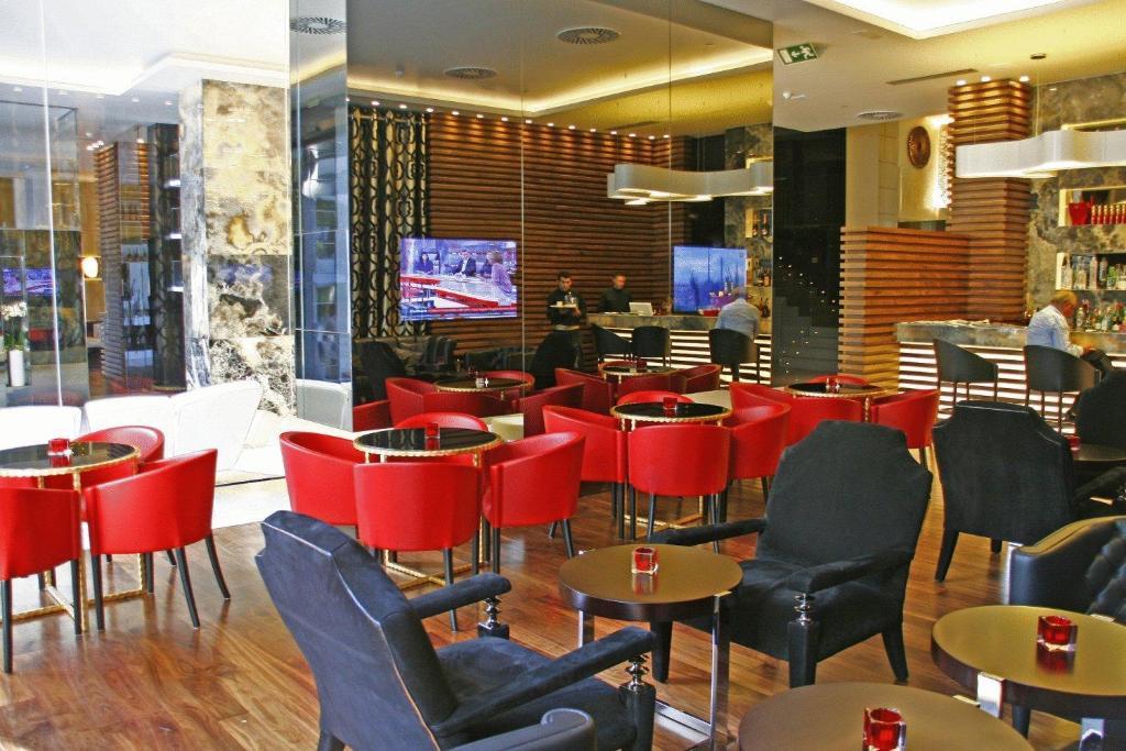 Gran Hotel Nagari Boutique&Spa Vigo Restoran foto The lounge at the airport